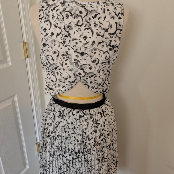 Guess Black and White Pleated Midi Dress for Wedding Guest - Picture 3 of 10